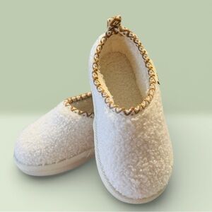 NWOT Bearpaw’s Toddler Martis Sherpa Slippers
